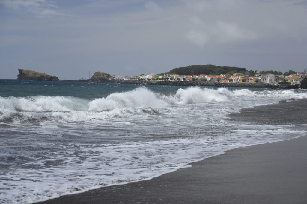 Praia de San Roque, es una playa muy amplia y su cercanía al centro urbano la convierte en la preferida por los habitantes