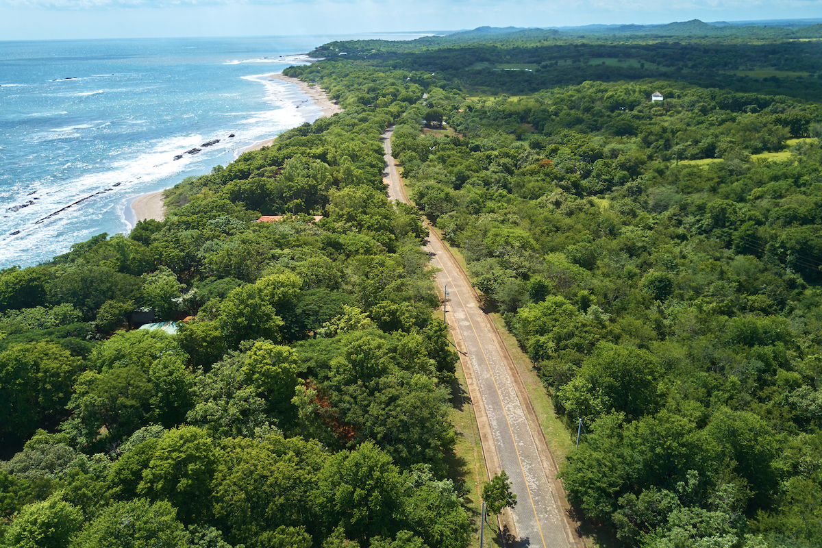 Alquilar un coche y recorrer el litoral pacífico de Costa Rica, ¡planazo! (iStock).