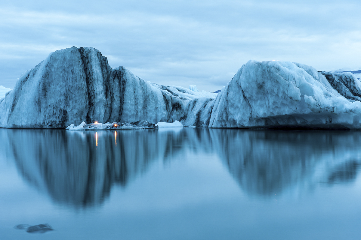 Lago Jökulsárlón es increíble por su impresionantes aguas azules (iStock)