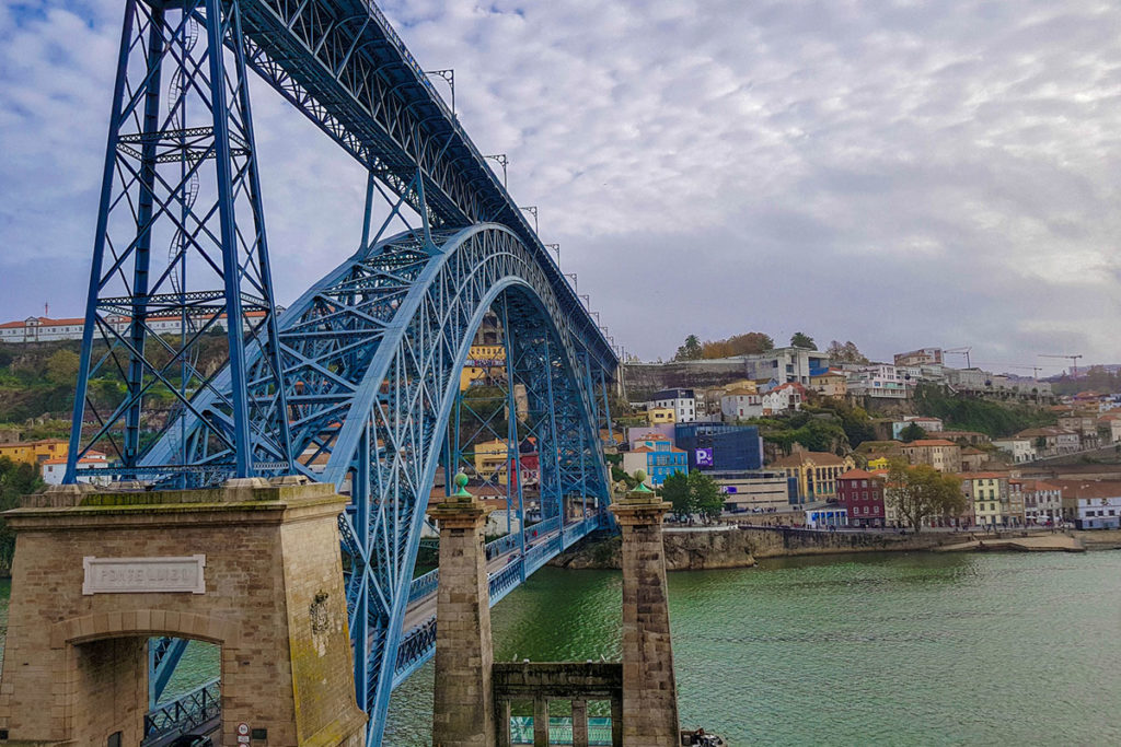 El puente Luis I es una de las postales emblemáticas de Oporto (iStock)